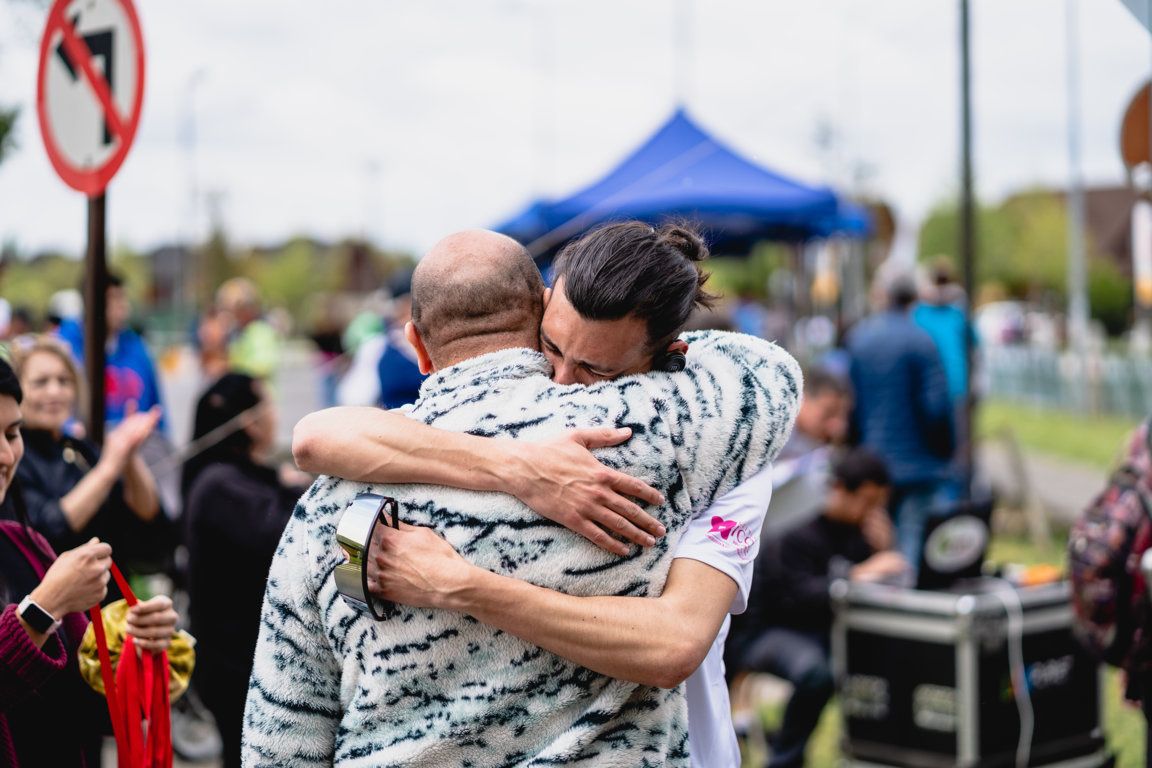 Abrazo entre participantes después de la meta · edición 2023